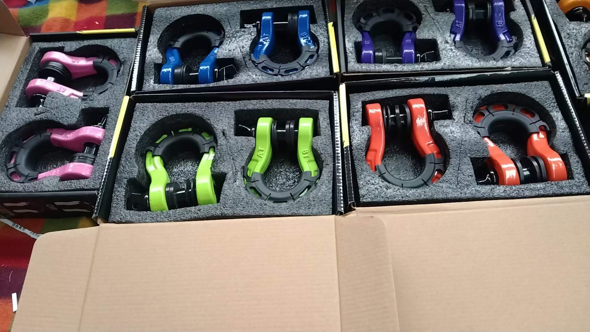 China Manufacturer Heavy Duty 3/4" Towing Shackle with Rubber Protective Sleeve for tow strap winch off-load vehicle recovery